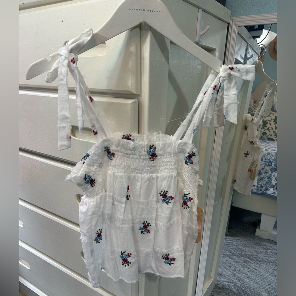 Gianni Bini flowy smocked detailing and floral embroidery blouse✨